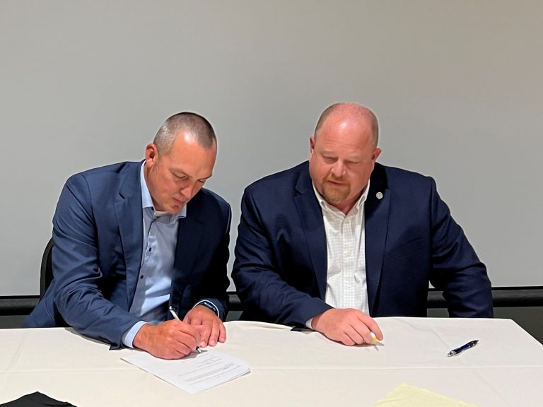 Seward County Community College President Brad Bennett (left) and Garden City Community College President Ryan Ruda sign the Memo of Understanding that will bring Seward’s CDL program to the Garden City area. (Photo courtesy of GCCC.)