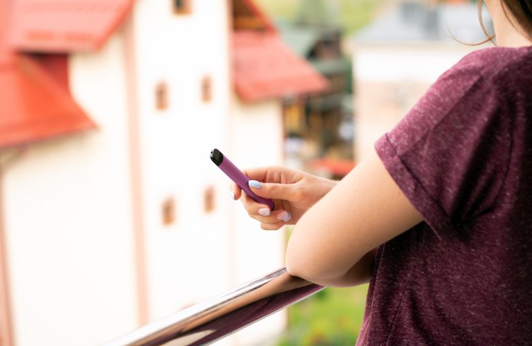 Disposable electronic cigarettes in hand. (Photo: iStock - Yaroslav Litun)