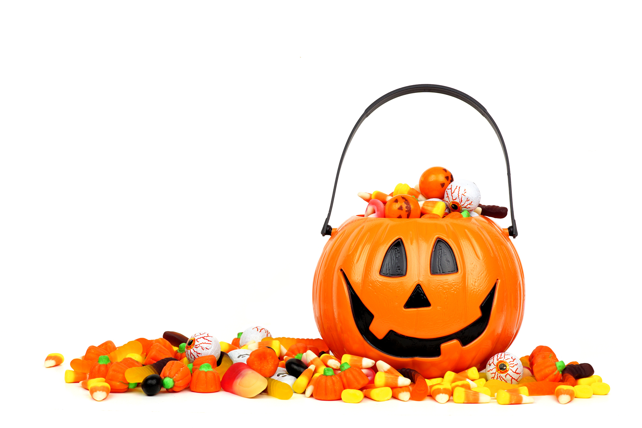 Halloween Jack o Lantern bucket overflowing with candy (Photo: iStock - jenifoto)