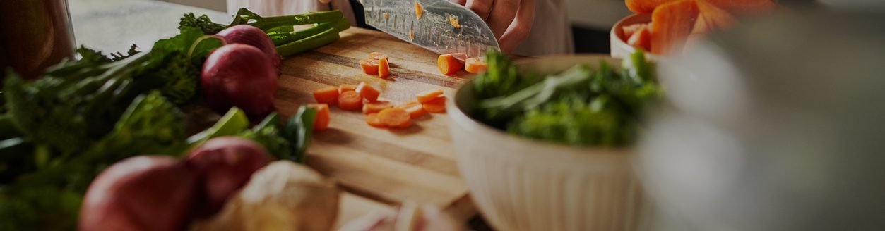 Cutting vegetables on cutting board (Photo: iStock - Lyndon Stratford)