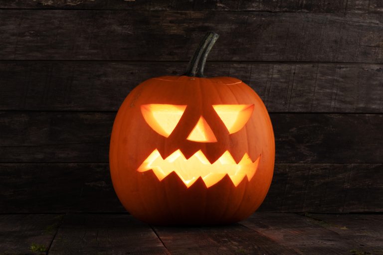Carved jack-o-lantern (Photo: iStock - IvanMikhaylov)