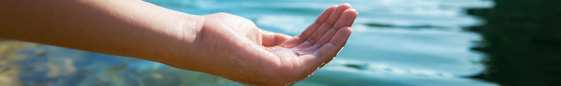 Hand holding water in pond (Photo: iStock - lovelyday12)