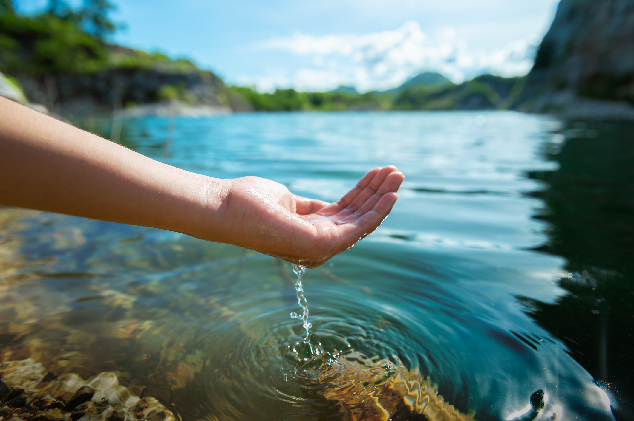 Hand holding water in pond (Photo: iStock - lovelyday12)