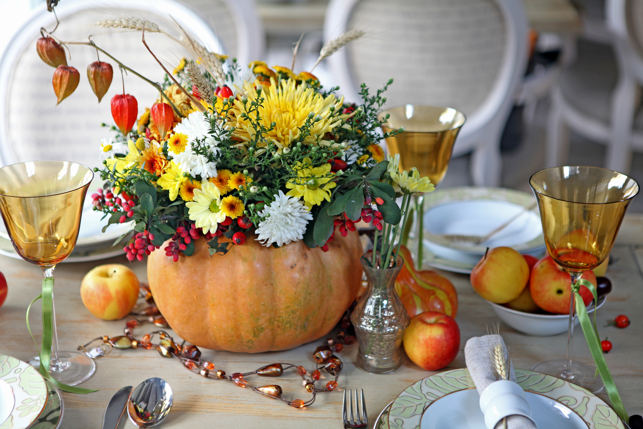 Holiday dining in autumn style (Photo: iStock - Irina_Barcari)