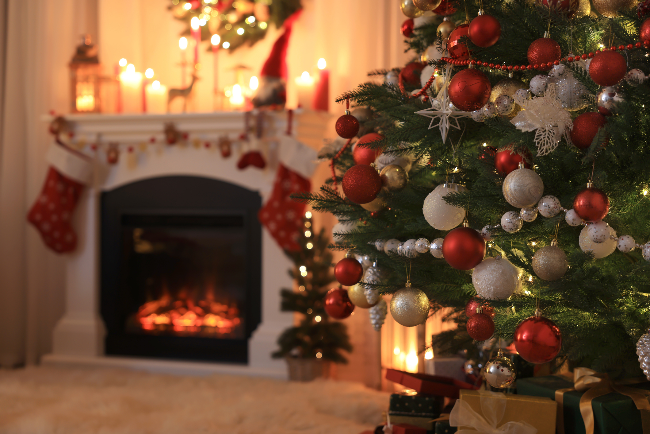 Festive living room interior with Christmas tree near fireplace Christmas (Photo: iStock - Liudmila Chernetska)