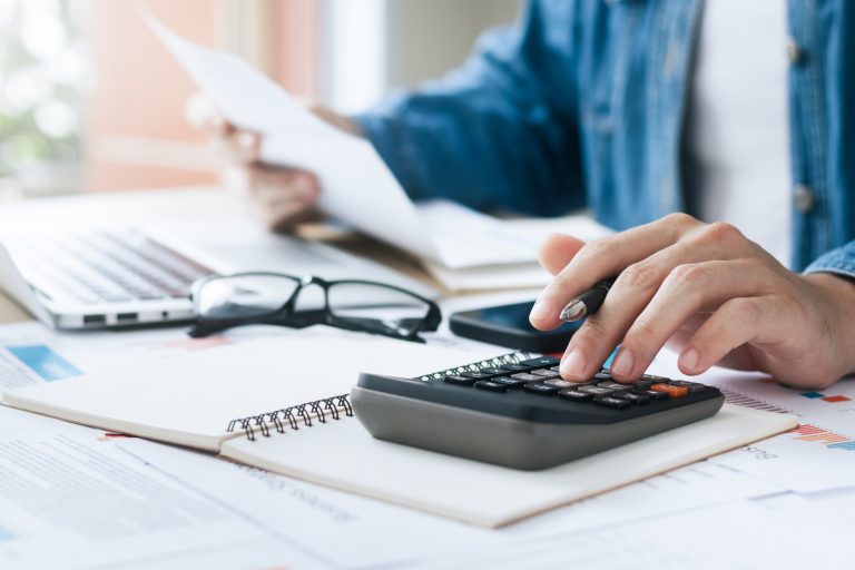 Money planning (Photo: iStock - Thapana Onphalai)