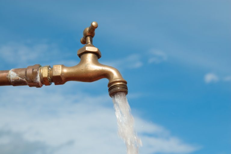 Image of a faucet spouting water (Photo: iStock - REKINC1980)
