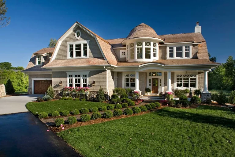Exterior picture of house plan #4-262. (Photo courtesy of MonsterHousePlans.com)
