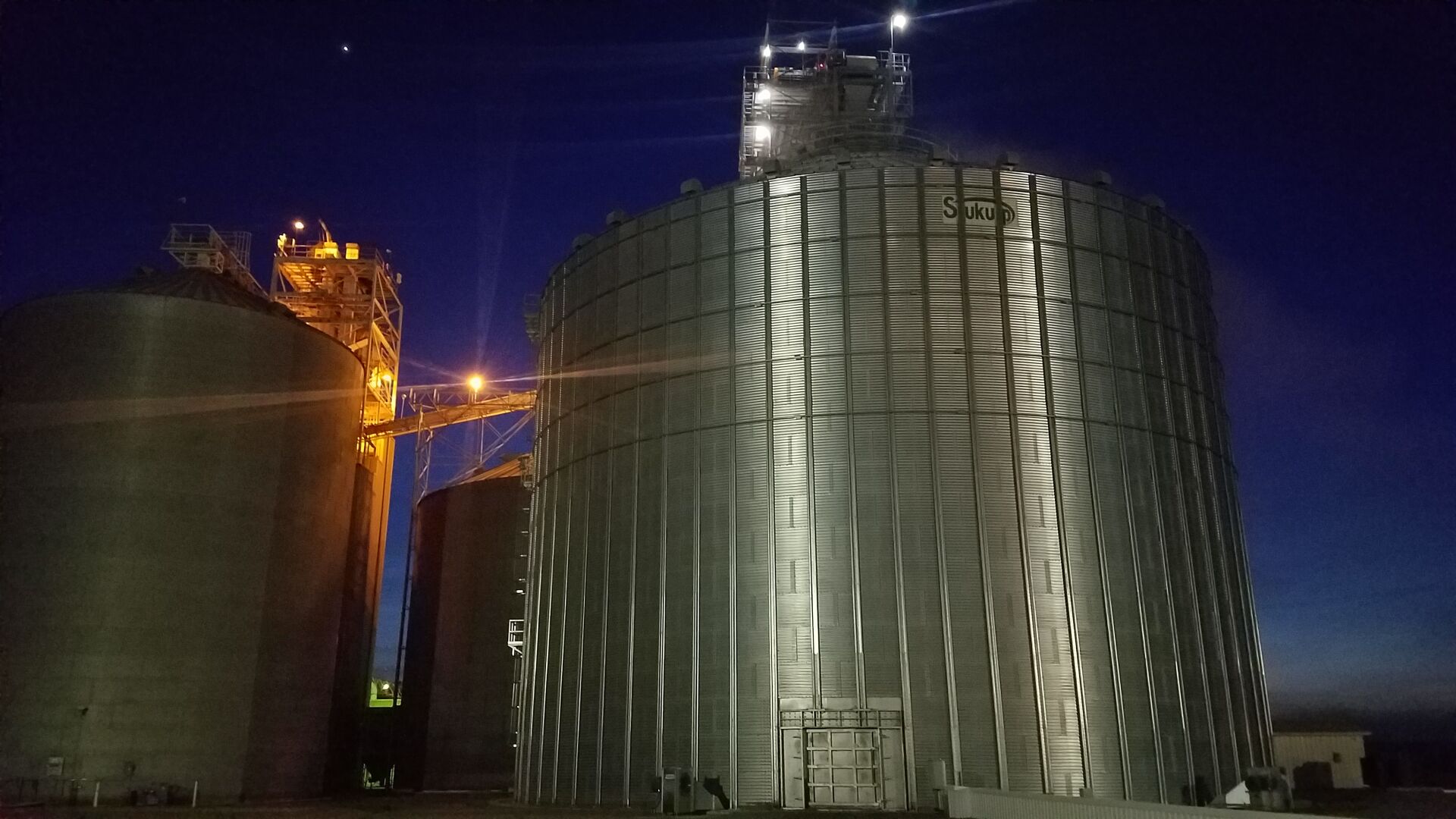 A unique rail-to-barge grain facility continues expand at the Oregon Port of Morrow. (Photo courtesy of Morrow County Grain Growers.)