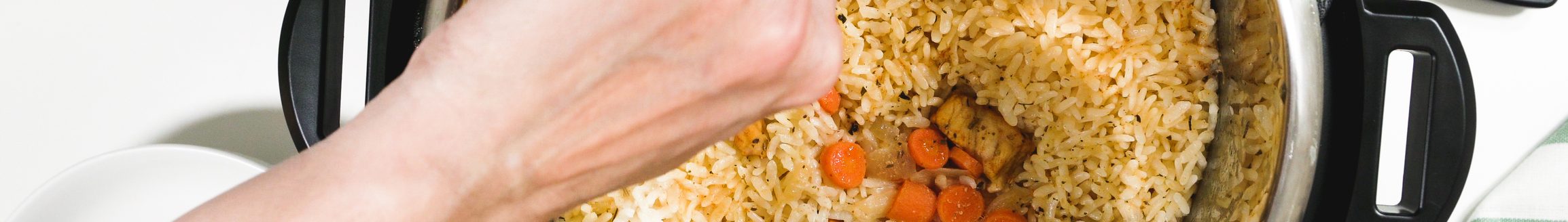 Rice with meat and vegetables prepared in multi cooker (Photo: iStock - Nature, food, landscape, travel)