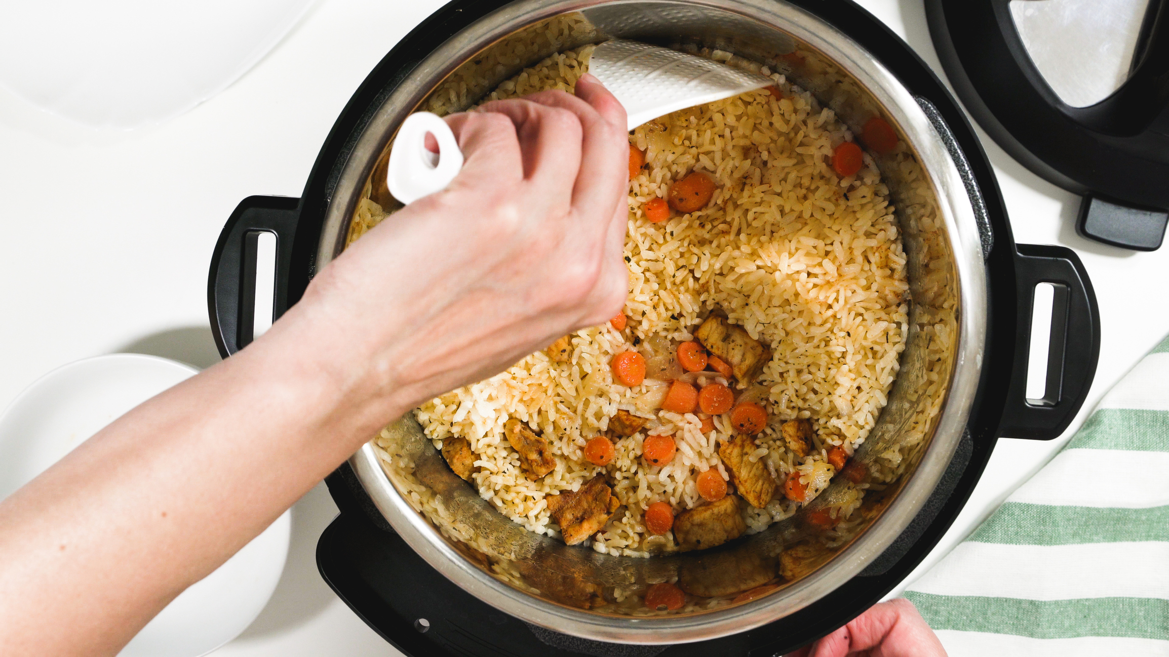 Rice with meat and vegetables prepared in multi cooker (Photo: iStock - Nature, food, landscape, travel)
