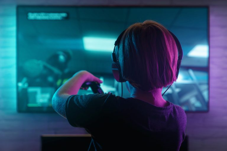 Little boy playing video game in the dark room (Photo: iStock - Nastco)