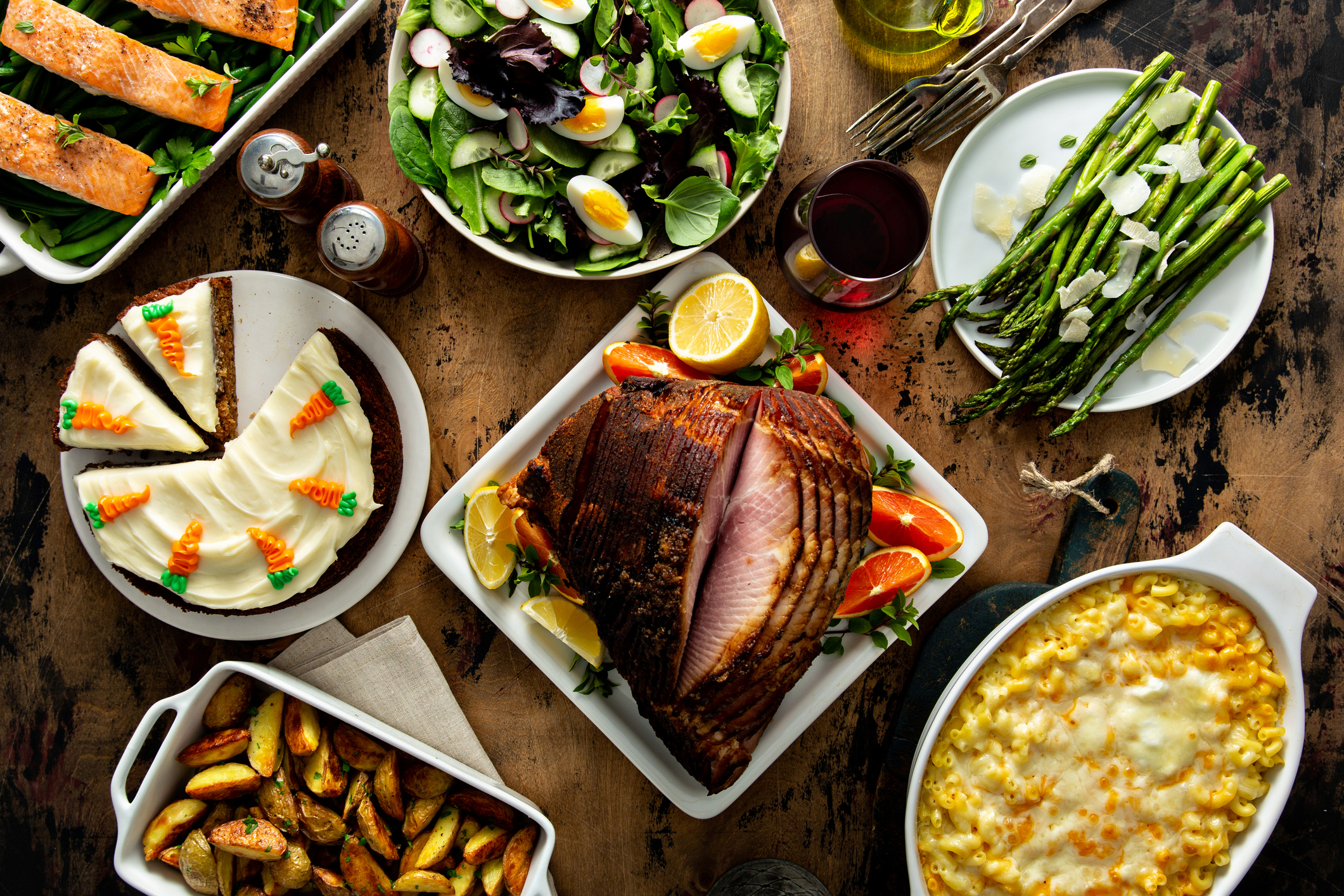 Easter dinner table with ham, asparagus and carrot cake (Photo: iStock - VeselovaElena)