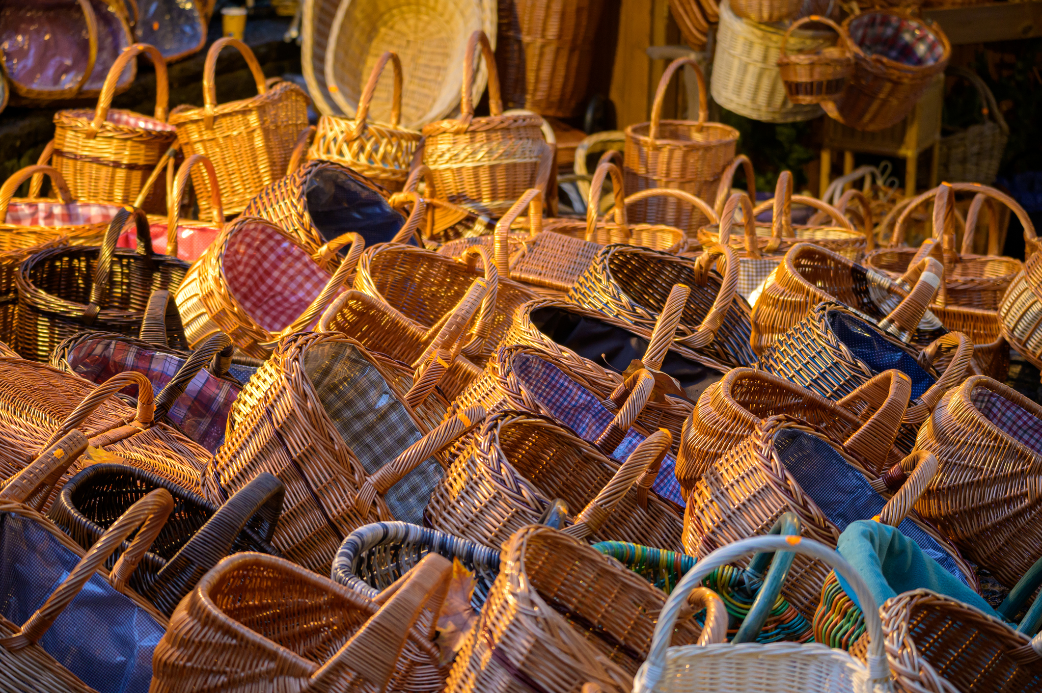 Hundreds of wicker baskets outside a stall on a Christmas market. (Photo: iStock - Andre Engelhardt)