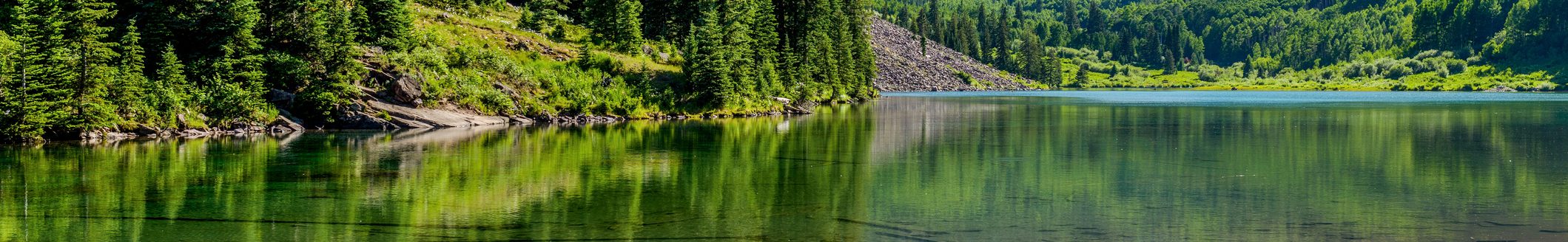 A Spring evening at colorful Maroon Lake, with Maroon Bells rising in the background, Aspen, Colorado, USA. (Photo: iStock - SeanXu)