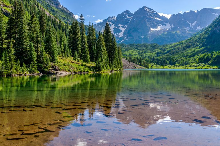 A Spring evening at colorful Maroon Lake, with Maroon Bells rising in the background, Aspen, Colorado, USA. (Photo: iStock - SeanXu)