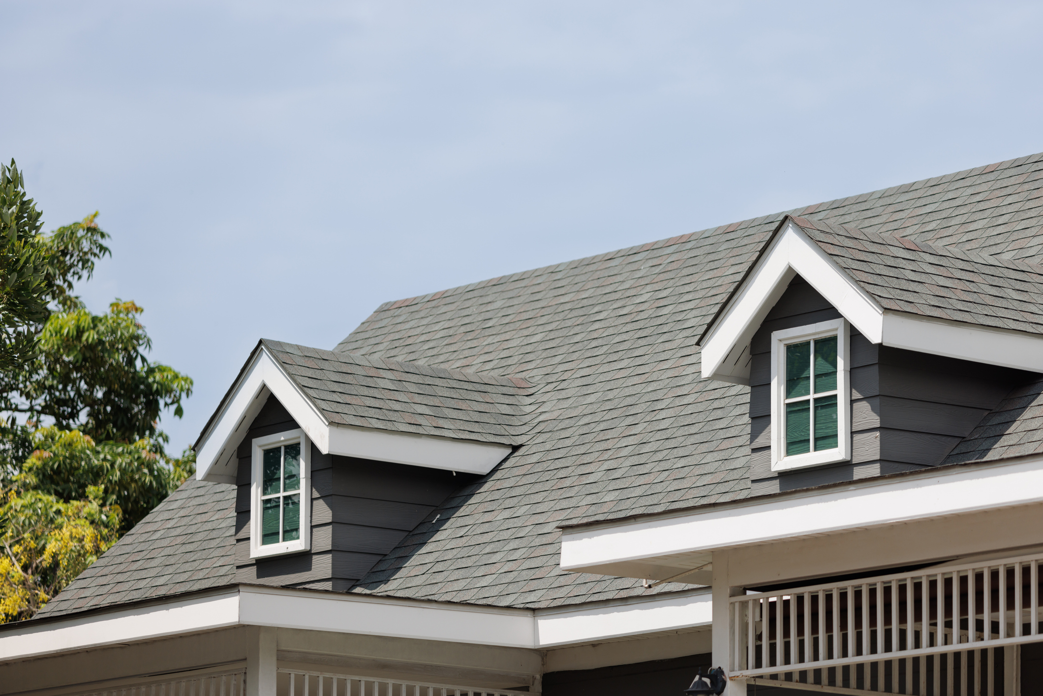 Roof shingles with garret house on top of the house. dark asphalt tiles on the roof background on afternoon time. dark asphalt tiles on the roof background (Photo: iStock - Ratchat)