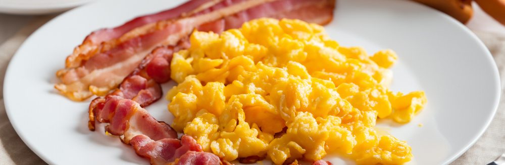 Bacon and scrambled eggs breakfast (Photo: AI generated image)