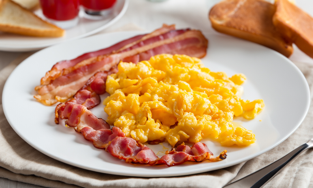 Bacon and scrambled eggs breakfast (Photo: AI generated image)