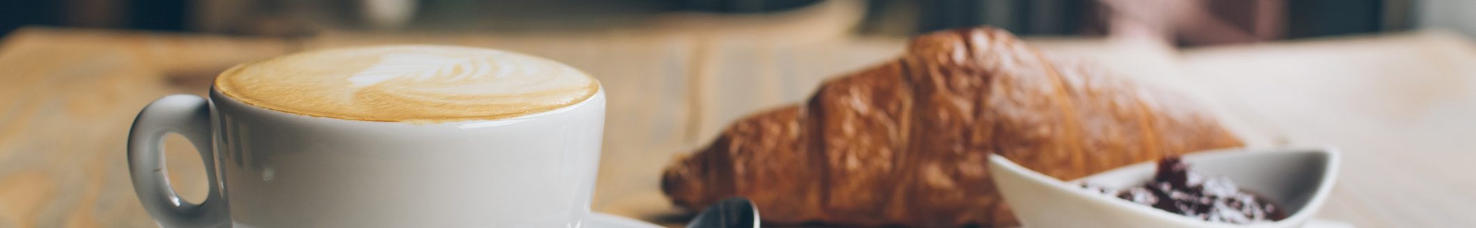 Coffee, Croissant and jam on a wooden table (Photo: iStock - Dziggyfoto)