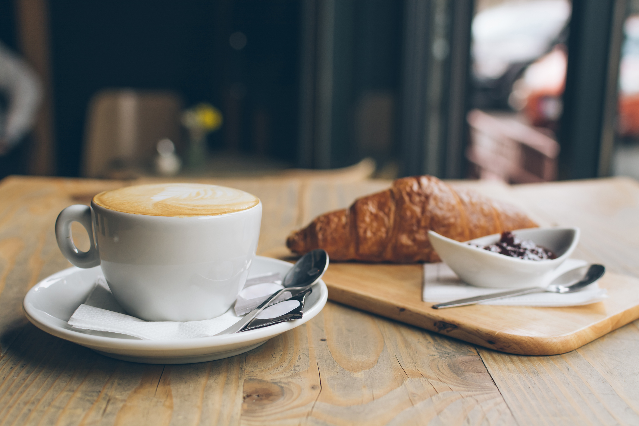 Coffee, Croissant and jam on a wooden table (Photo: iStock - Dziggyfoto)