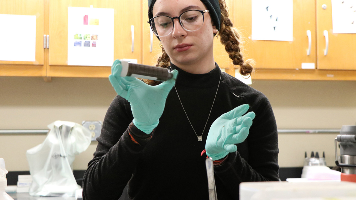Maria Fernanda Sanches, an intern at the High Plains Ag Lab, prepares a root sample at the Panhandle Research Extension and Education Center’s lab in Scottsbluff. (Photo: Chabella Guzman)