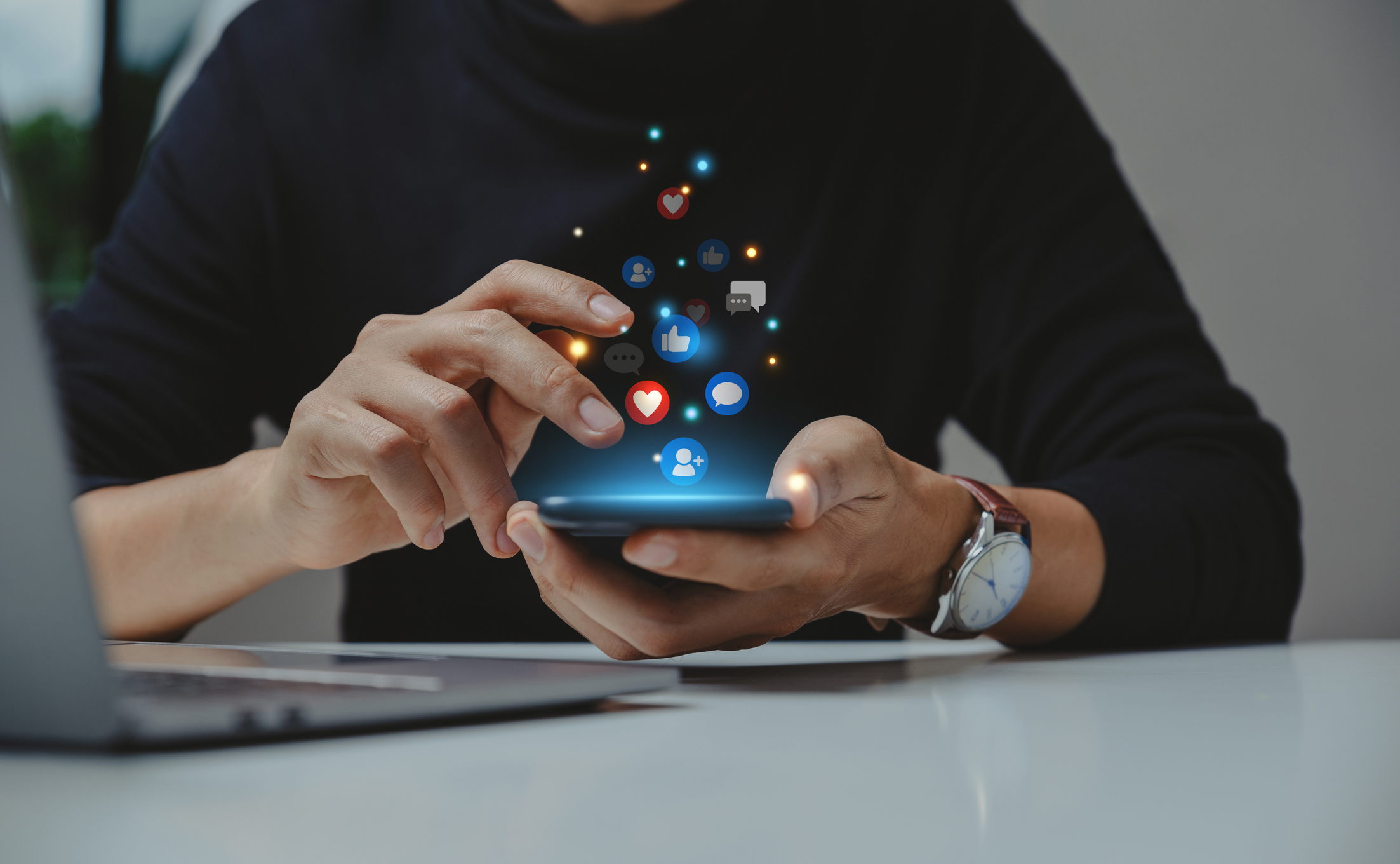 Hand of young business using smartphone, Social media concept (Photo: iStock - Thx4Stock)