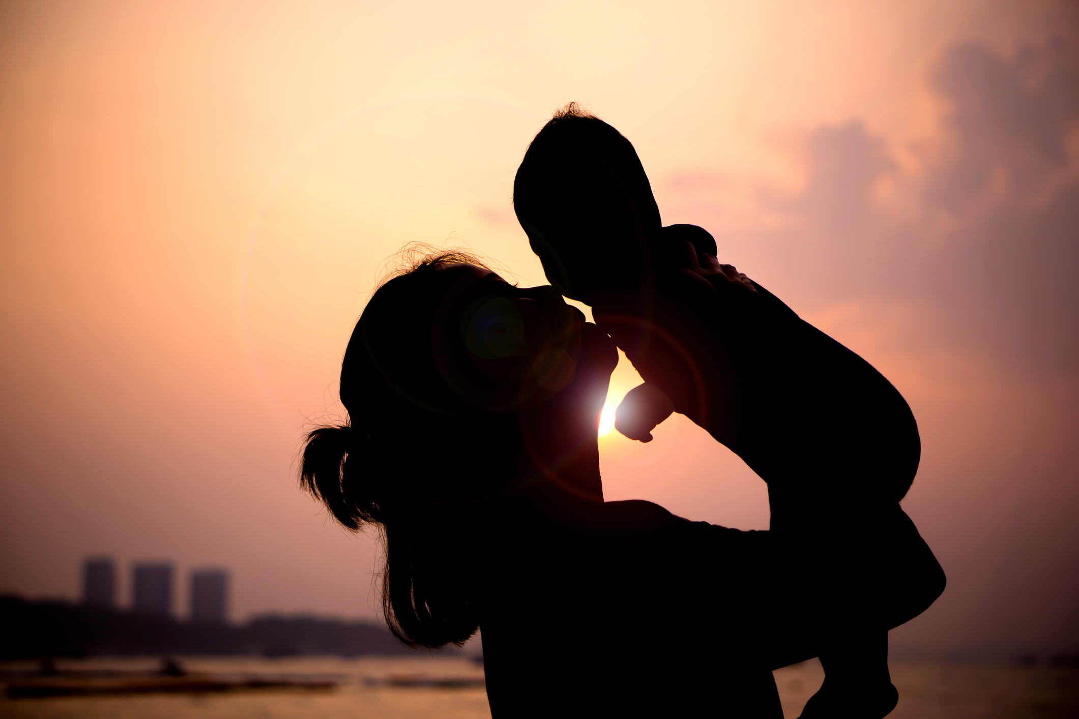 Silhouette of mother with her baby (Photo: iStock - NexTser)