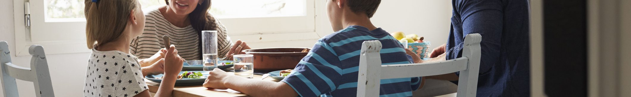 Family At Home In Eating Meal Together (photo: iStock - monkeybusinessimages)