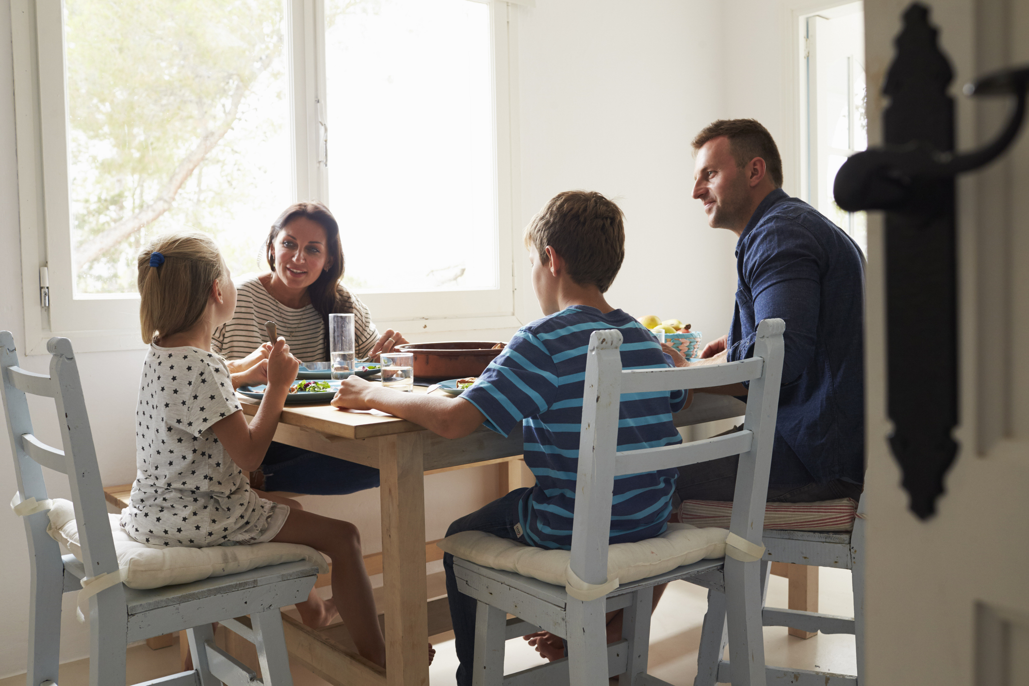 Family At Home In Eating Meal Together (photo: iStock - monkeybusinessimages)