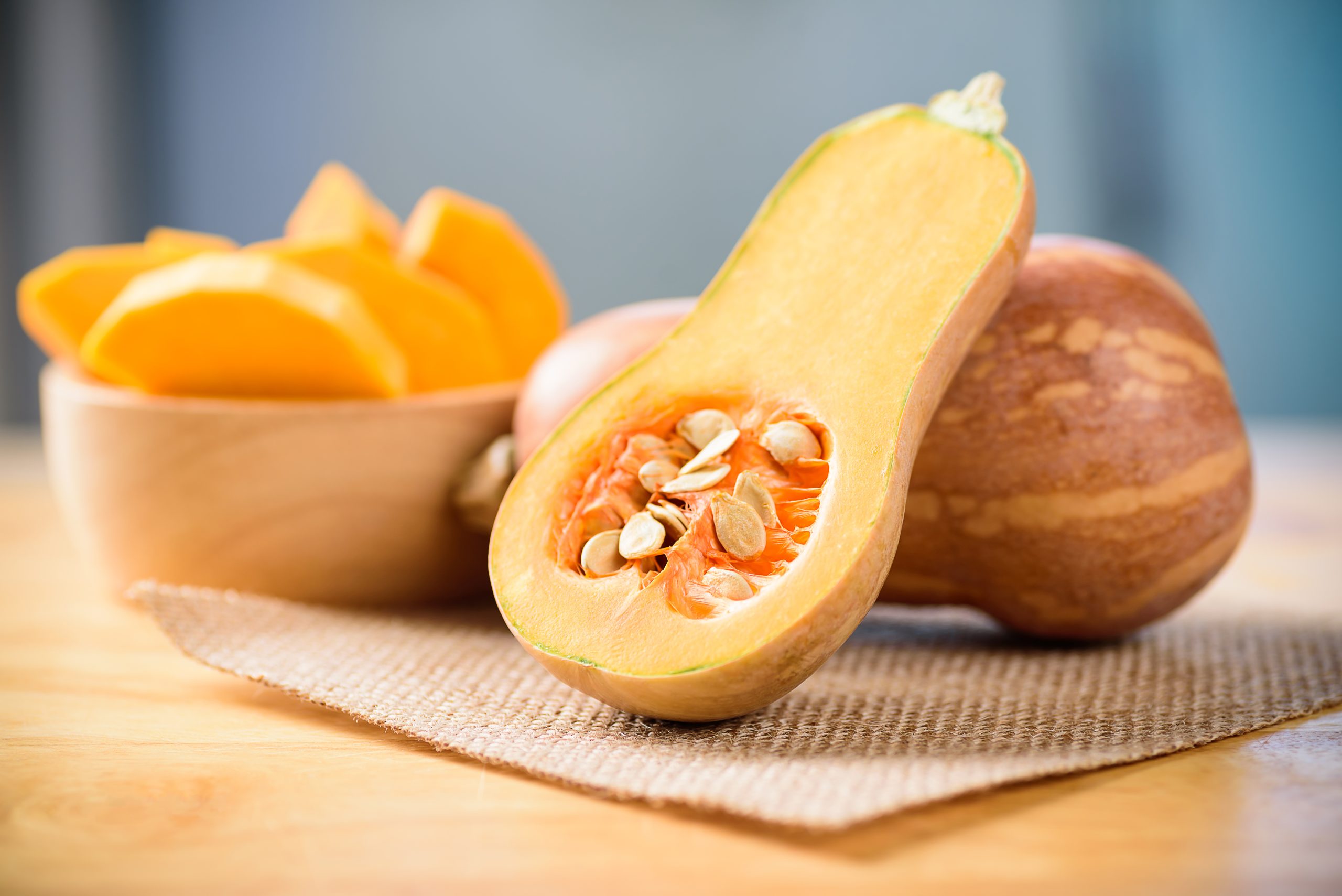 Half and slice butternut squash in a bowl for cooking (Photo: Adobe Stock │ #301505120 - nungning20)