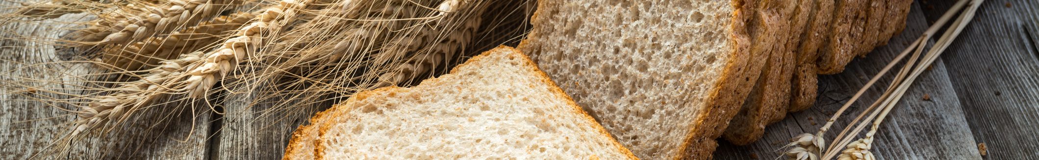 loaf of bread and rye on the wooden background (Photo: iStock - scorpp)