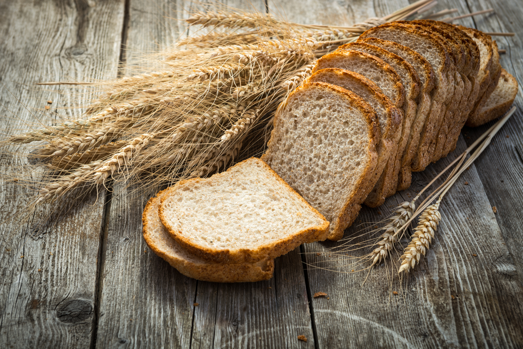 loaf of bread and rye on the wooden background (Photo: iStock - scorpp)