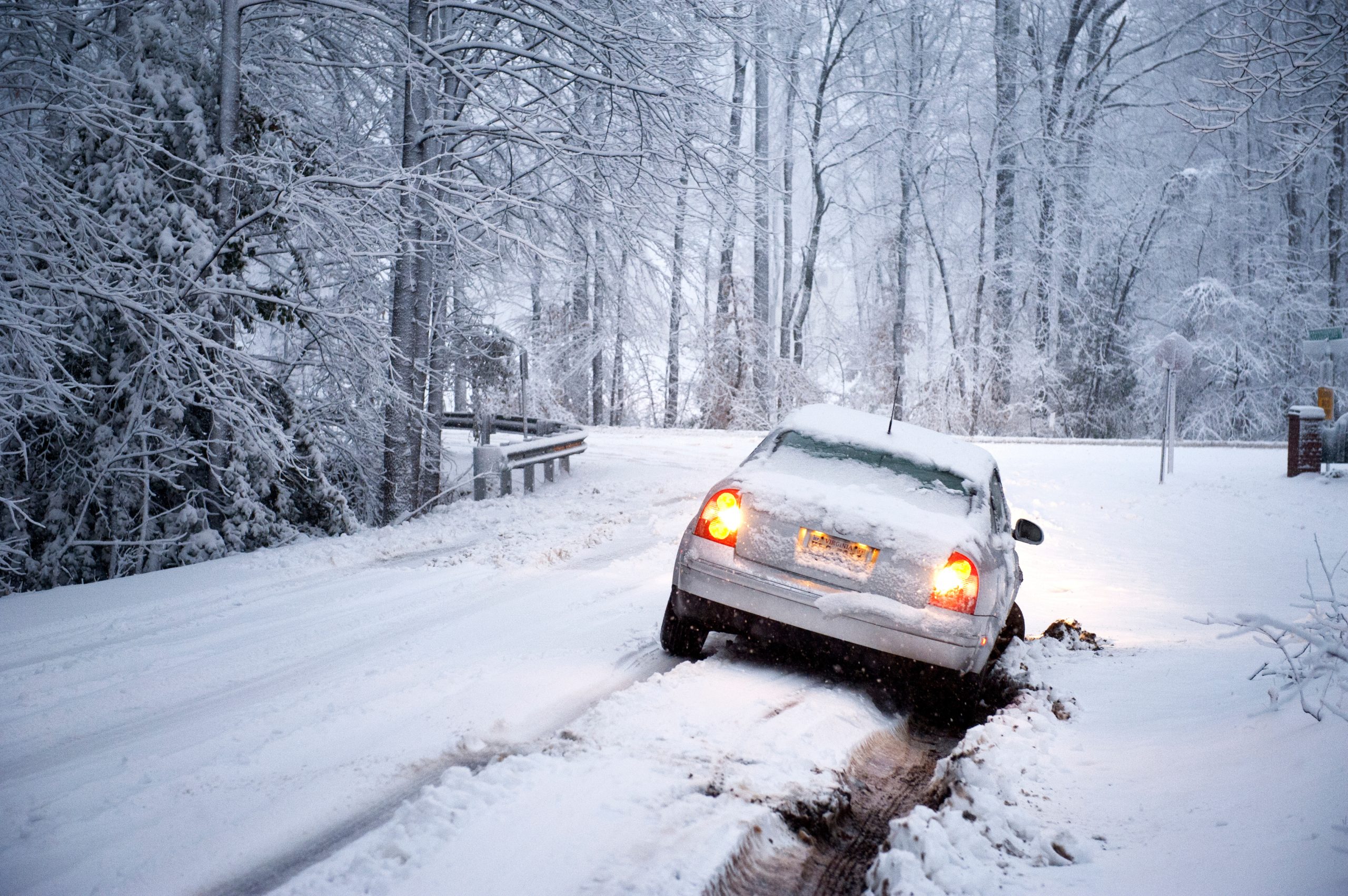 Car stuck in snow covered road (Photo: Adobe Stock │ #227529793 - Cavan for Adobe)