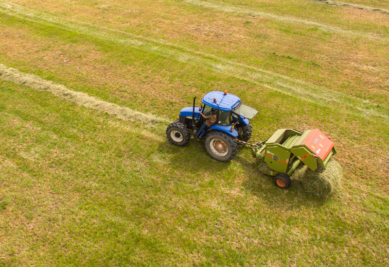 Man at work on the tractor with hay baler. (Photo: Adobe Stock │ #267996708 - Mirko)