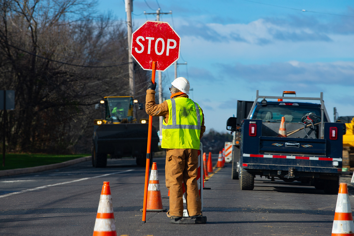 Signs repairs road and worker. (Photo: Adobe Stock │ #401411861 - Victor)