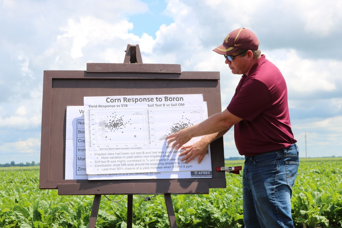 Dan Kaiser shares nutrient management research. (Photo: University of Minnesota Extension)