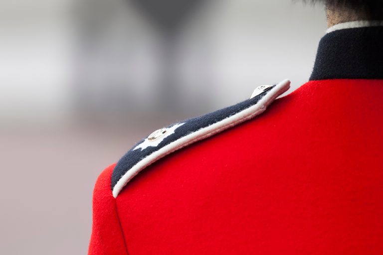 London guards uniform. (Adobe Stock │ #113827967 - magann)