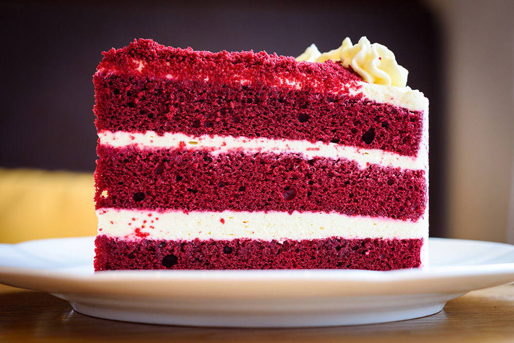 Velvet red cake on white plate.(Adobe Stock │ #132529131 - Yanawut Suntornkij)