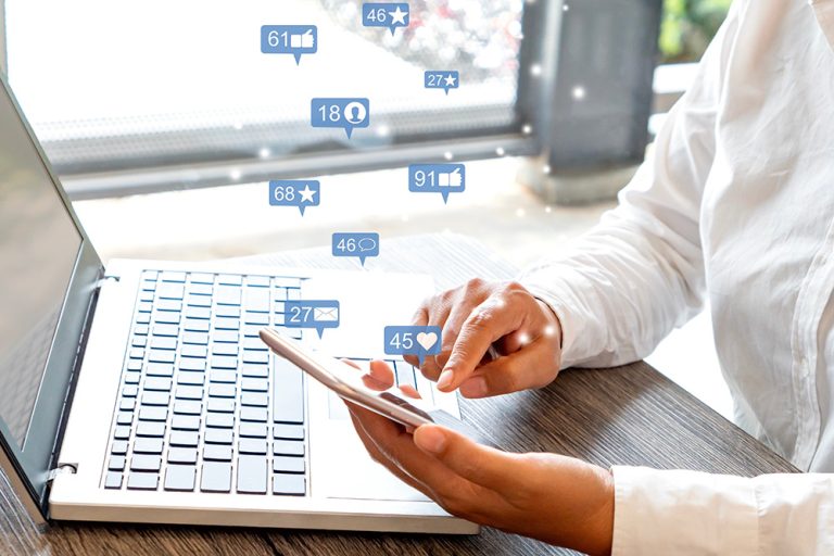 Working woman use smartphones for social media interactions. (Adobe Stock │ #298564386 - Choo)