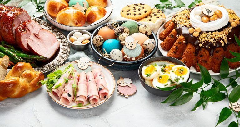 Traditional Easter celebration dinner, Easter holiday party. (Adobe Stock │ #566142480 - bit24)