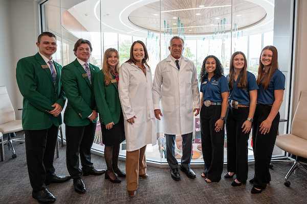 Secretaries Rollins and Kennedy pose next to representatives of Texas 4-H (Texas A&M AgriLife)