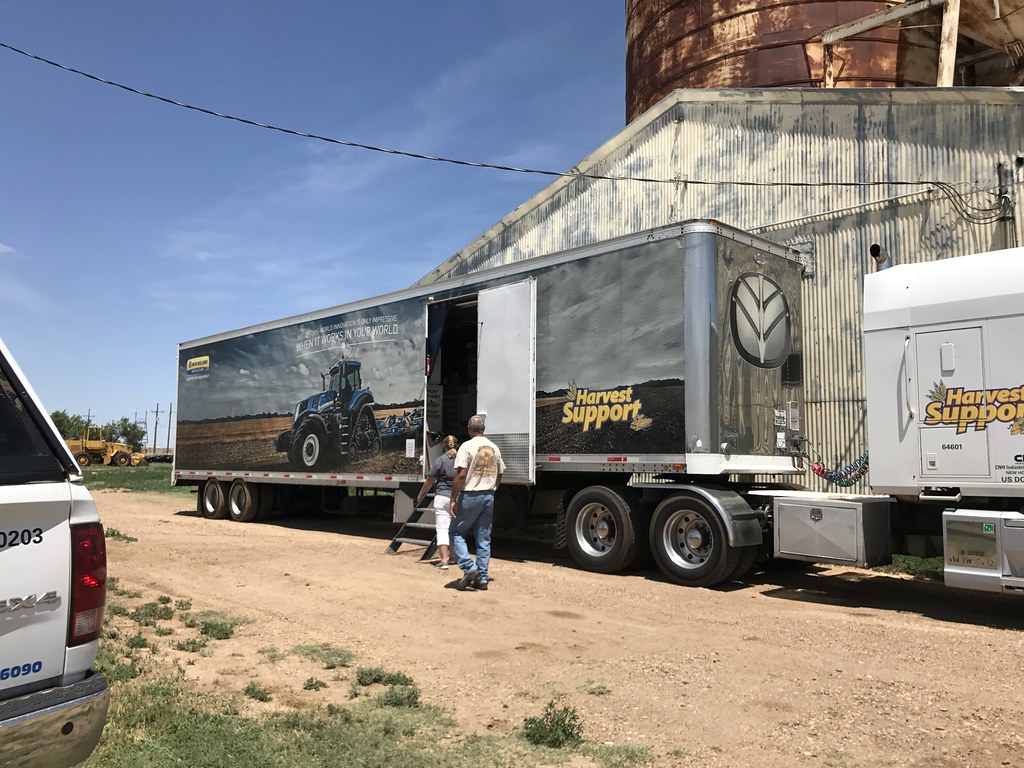 New Holland Support Truck