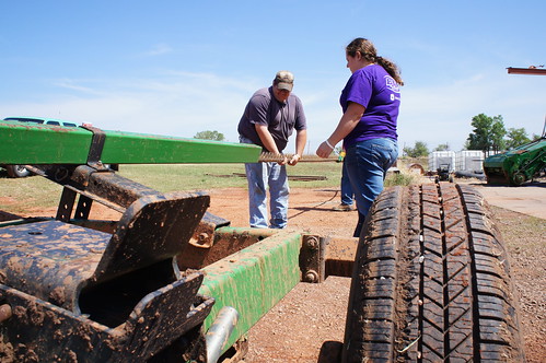 Pulling the sickle out of the header trailer tube