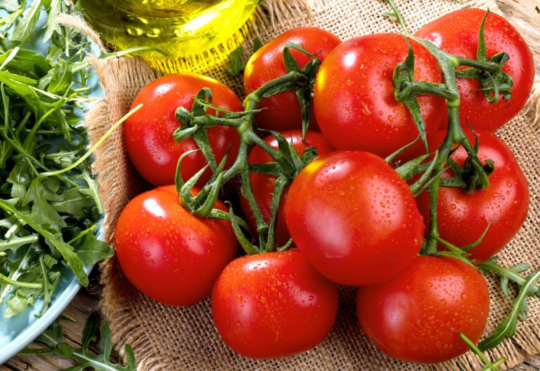 Fresh tomatoes. (Adobe Stock │ #136361599 - karepa)