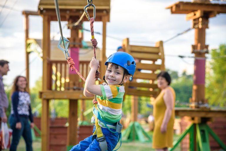 Little cute boy enjoying activity in a climbing adventure park on a summer sunny day. (Adobe Stock │ #220691397 - pahis)