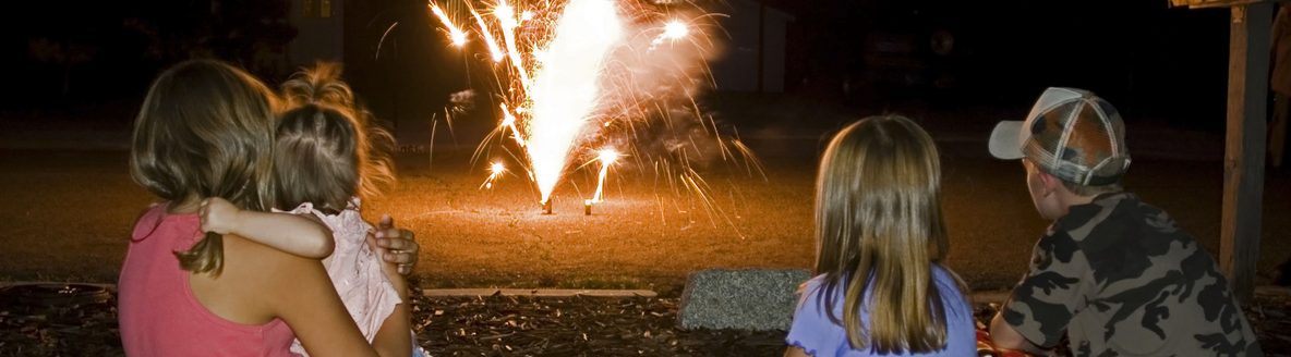 Kids watching fireworks at home. (iStock │ #121352424 - Renphoto)