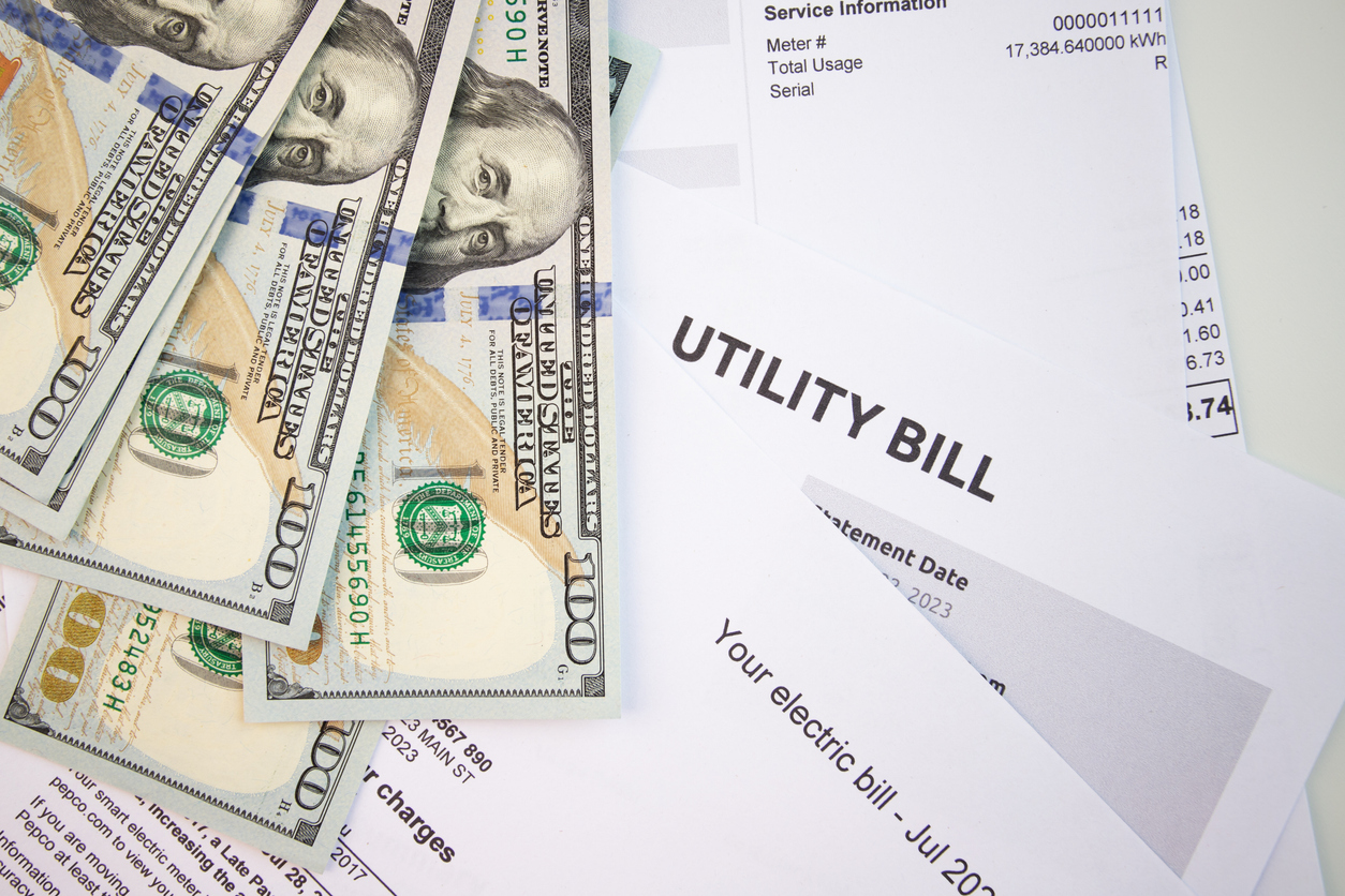 Paper bill with energy and water costs, invoice with energy and gas charges. (iStock │ #1548130941 - Yta23)