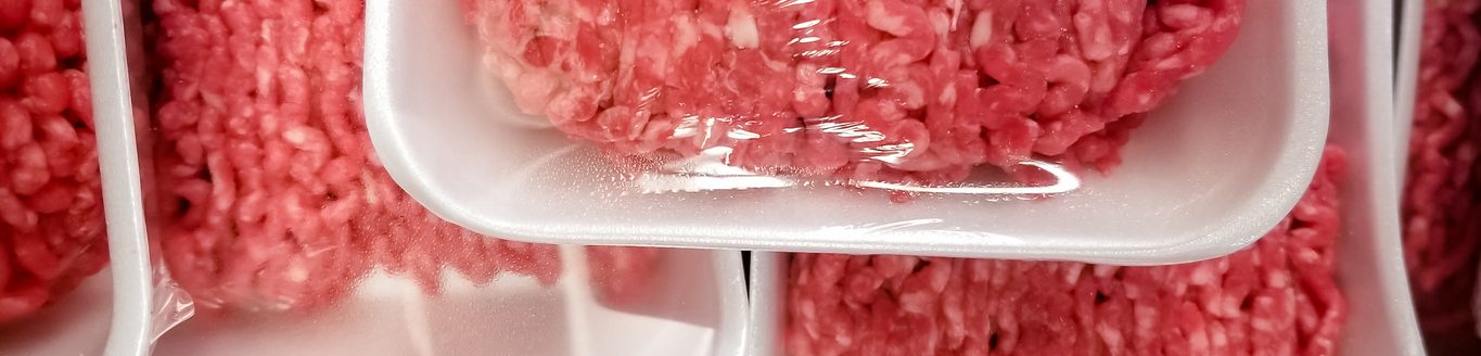 A variety of packages of ground beef at the supermarket. (iStock │ #958146400 - AHPhotoswpg)