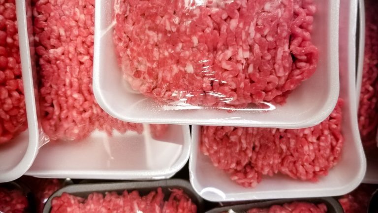A variety of packages of ground beef at the supermarket. (iStock │ #958146400 - AHPhotoswpg)